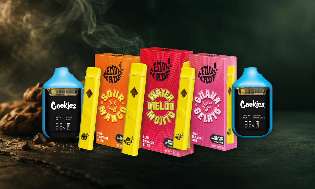 COOKIES® x GLAZED®: LEMONADE 2ml Disposable Vapes und Dual Chamber Vape Pens auf dunklem Studio-Set mit Cookies | GLAZED®