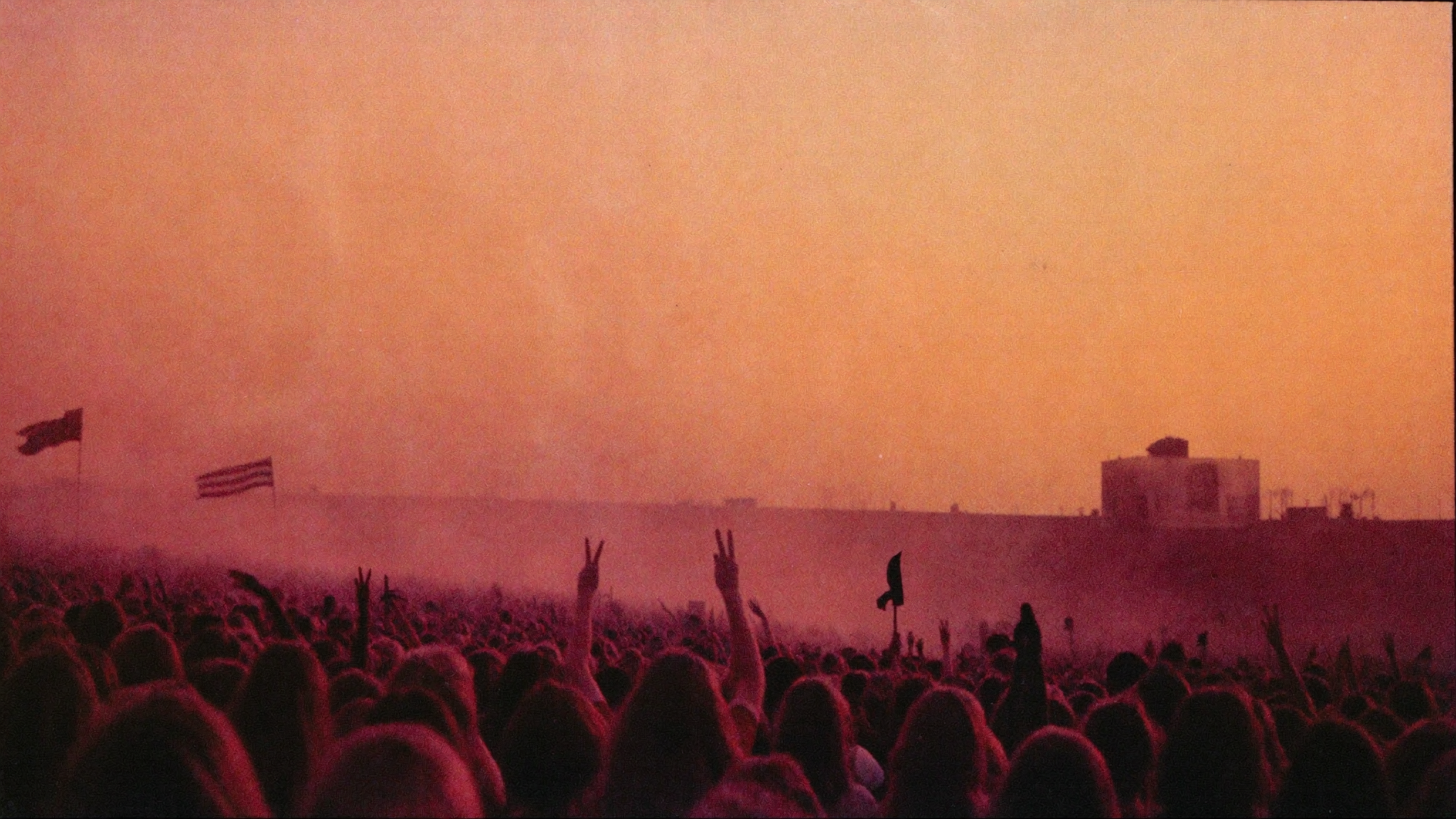 Festival-Menschenmenge im Sonnenuntergang – der Geist von Woodstock und die Geschichte der Kifferkultur